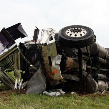Spectaculaire sortie de route à Sâles : un camion-citerne dans un champ, mais sans fuite
