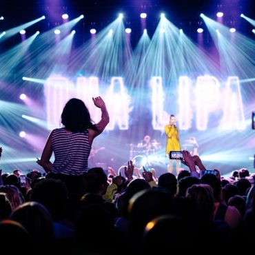 L'Eurovision à 70 ans: Entre Scène Glamour et Fractures Contemporaines