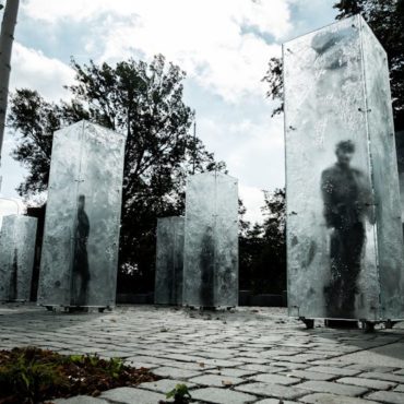 La Duchesse de Sussex à Genève : un mémorial lumineux pour les victimes de la cyberviolence
