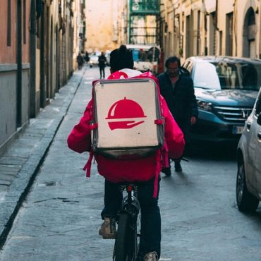 Uber Eats Suisse sous le feu des critiques : Flexibilité ou précarité pour les livreurs ?