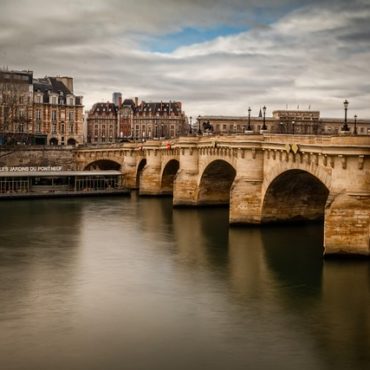 Paris : JR métamorphose le Pont Neuf en une caverne monumentale