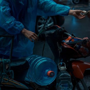 Uber Eats en Suisse romande : la précarité des livreurs sous la loupe syndicale et les pluies diluviennes