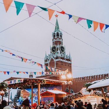 Russie: Le Kremlin adoucit son discours et lâche du lest sur les restrictions médiatiques