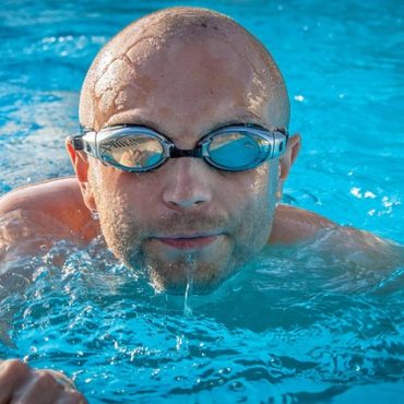 Genève: Quand la lutte anti-burkini proscrit les maillots anti-UV enfantins