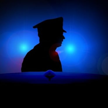Royaume-Uni: La Police Menotte un Étudiant Agonisant, l'Indignation Éclate