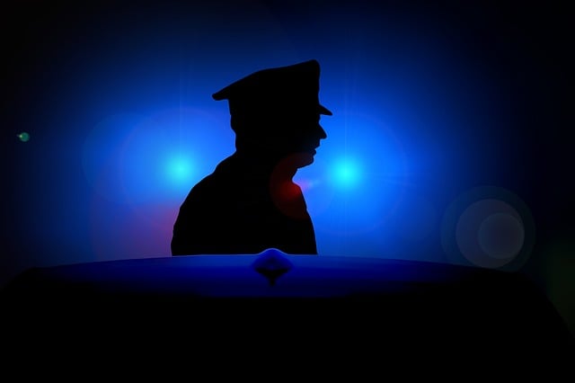Royaume-Uni: La Police Menotte un Étudiant Agonisant, l'Indignation Éclate