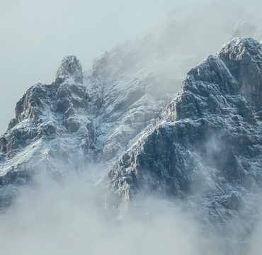 Drame en Valais : Un vol fatal en wingsuit fauche un jeune homme à Vouvry