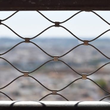 Genève sous G7 : Quand les barrières de sécurité se transforment en toiles urbaines éphémères