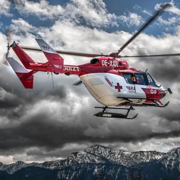 Genève: un scootériste grièvement blessé après une double collision à Laconnex