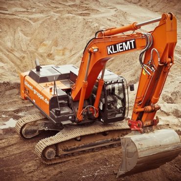Chute spectaculaire d'une grue sur un chantier à Rolle