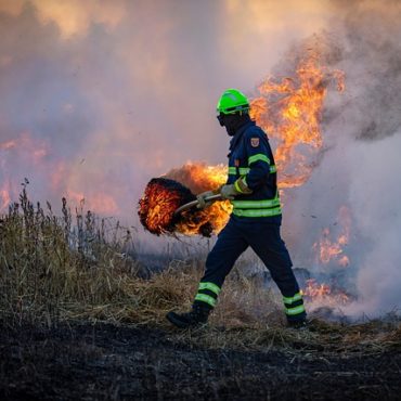 Sortie de route spectaculaire à Bramois : un véhicule totalement calciné