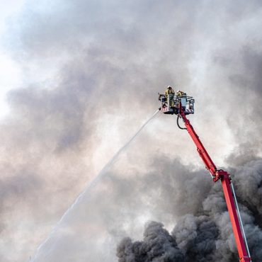 Rauchentwicklung in Oerlikon: Einsatzkräfte bekämpfen Feuer nahe Bahngleisen